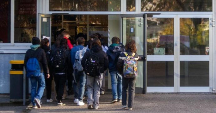 Dispersione scolastica in calo, ma per i dirigenti non basta: “Lavorare sull’occupazione delle famiglie ed evitare le ‘scuole ghetto'”