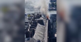 Copertina di Londra, incendio alla Somerset House: 100 vigili del fuoco e 15 autopompe sul posto per spegnere le fiamme