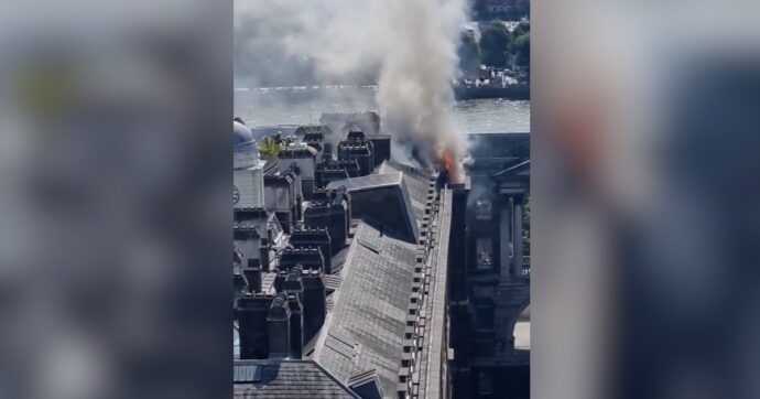 Copertina di Londra, incendio alla Somerset House: 100 vigili del fuoco e 15 autopompe sul posto per spegnere le fiamme