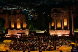 Copertina di Taormina, un palcoscenico senza tempo: la Turandot e le musiche di Ennio Morricone risvegliano l’anima del Teatro Antico