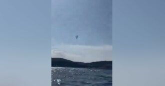 Copertina di Francia, jet precipita in mare nella baia di Le Lavandou durante un’esibizione aerea: morto il pilota. Il video dello schianto