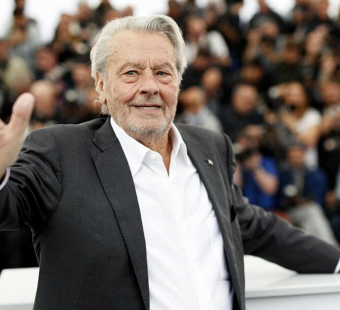 “Mio padre Alain Delon ha spaccato la testa a mia madre. Le ha rotto il naso due volte, le ha rotto otto costole”: lo rivela il terzo figlio  Alain-Fabien