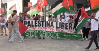 Copertina di Milano, 45esimo sabato di presidio a sostegno della Palestina: “Governo complice del genocidio, danneggia l’immagine dell’Italia”