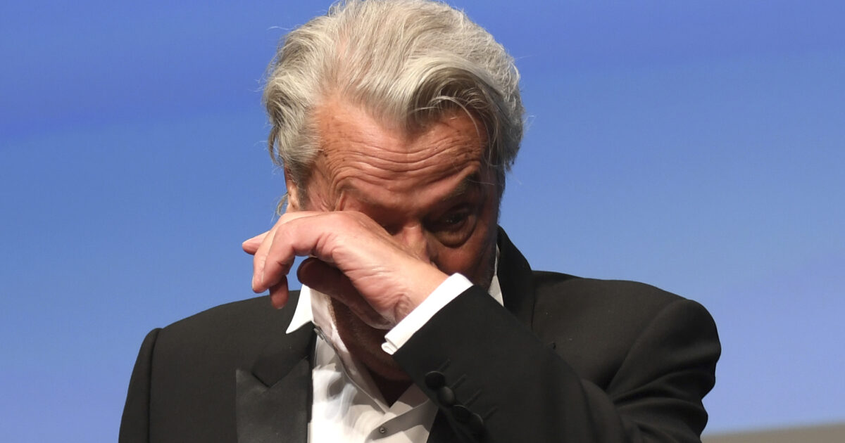 “Non mi hanno permesso di vederlo, è disumano. Ci siamo amati”: l’ultima compagna di Alain Delon rompe il silenzio