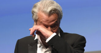 Copertina di “Non mi hanno permesso di vederlo, è disumano. Ci siamo amati”: l’ultima compagna di Alain Delon rompe il silenzio