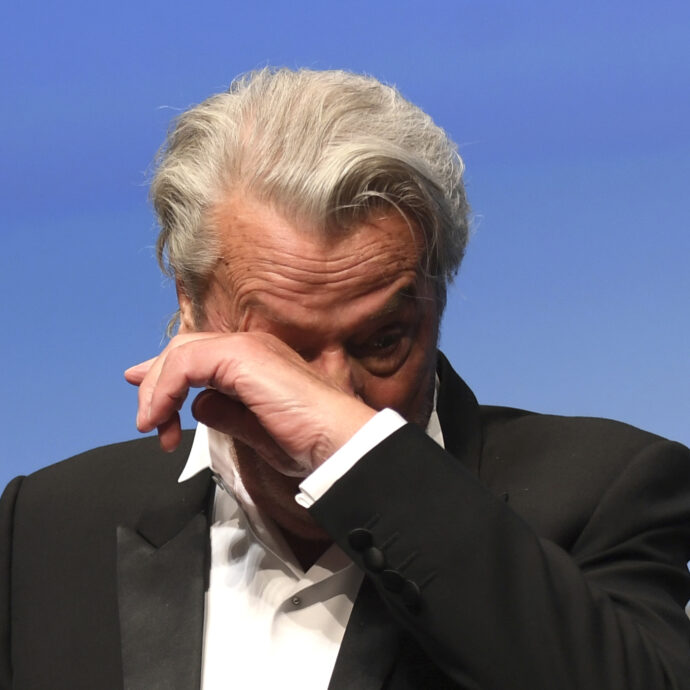 “Non mi hanno permesso di vederlo, è disumano. Ci siamo amati”: l’ultima compagna di Alain Delon rompe il silenzio