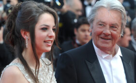 Copertina di “Ho predisposto tutto altrimenti i fratelli si dilanierebbero fra loro”: le ultime volontà di Alain Delon. Metà eredità all’amata figlia Anouchka