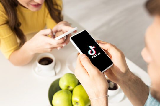“TikTok e disturbi alimentari, bastano meno di 10 minuti al giorno per aumentare il rischio e danneggiare la percezione del proprio corpo”: il nuovo studio