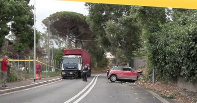 Auto si scontra con un camion Ama a Roma. Morta la conducente e grave il passeggero