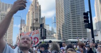 Copertina di Chicago, iniziano le proteste in vista della Convention democratica: centinaia di persone in piazza