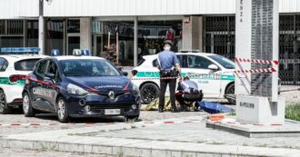 Copertina di Ottantenne spara tre colpi di pistola e uccide la moglie in piazza a Collegno. Poi si suicida