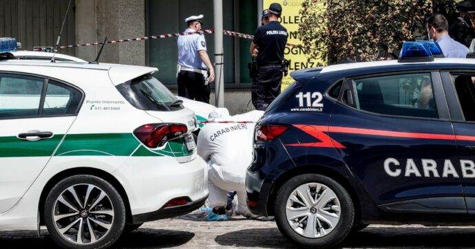 81enne spara in piazza alla moglie e si uccide