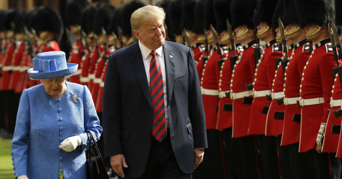 “Donald Trump è un gran maleducato”: la regina Elisabetta II ferocissima sul candidato alla presidenza americana