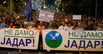 Copertina di Serbia, il governo cede alle pressioni Ue e dà il via libera alla maxi-miniera di litio: le proteste dei cittadini e lo scontento di Mosca