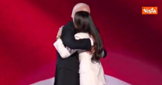 Copertina di L’abbraccio tra Joe Biden e la figlia Ashley che lo presenta alla convention di Chicago. E il presidente Usa si commuove