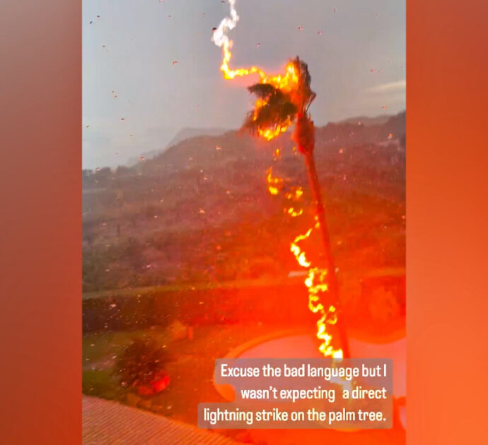 Fulmine colpisce in pieno una palma: turista riprende il momento esatto dell’impatto – Video