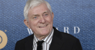 Copertina di È morto Phil Donahue, “il re del talk show diurno” è stato il primo a introdurre la partecipazione del pubblico in un talk show