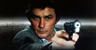 Copertina di Nell’epoca dei ritocchi, Alain Delon rimane un simbolo di bellezza autentica