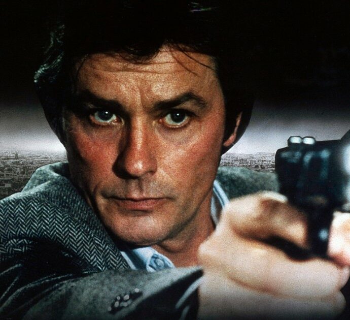 Nell’epoca dei ritocchi, Alain Delon rimane un simbolo di bellezza autentica