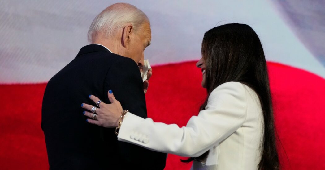 ‘Troppo anziano per restare da presidente. Trump? Perdente’. Biden, l’ultimo discorso tra lacrime e cartelli con scritto: “Basta armi a Israele’