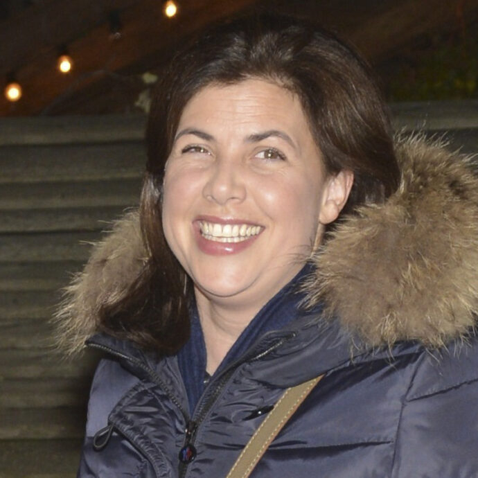 “Mio figlio 15enne viaggia da solo in Europa e sono stata criticata. La violenza sessuale? Più facile accada con qualcuno che conosci”: Kirstie Allsopp furiosa