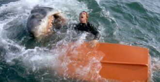 Copertina di “Steven Spielberg con Lo Squalo ha danneggiato la loro importanza, fondamentali per la catena alimentare”: il regista James Cameron attacca il collega