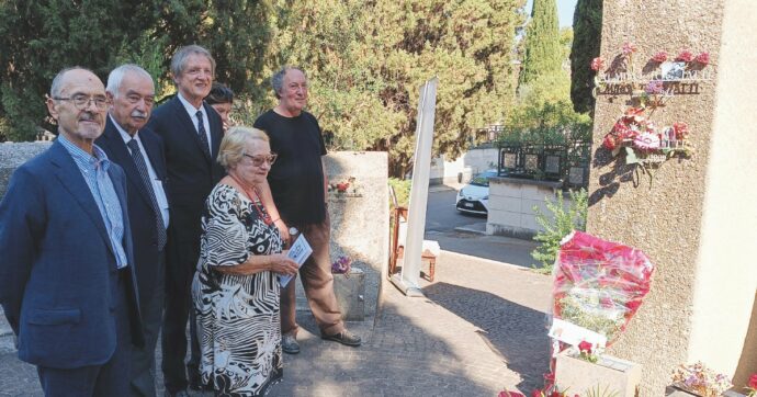 Gli eredi Pci al Verano per i fiori  a Togliatti