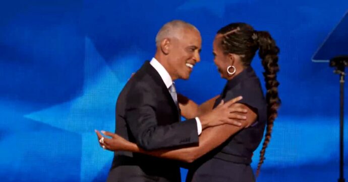 Copertina di La standing ovation per Obama alla convention di Chicago. Lo invita sul palco la moglie Michelle: “Date il benvenuto all’amore della mia vita”