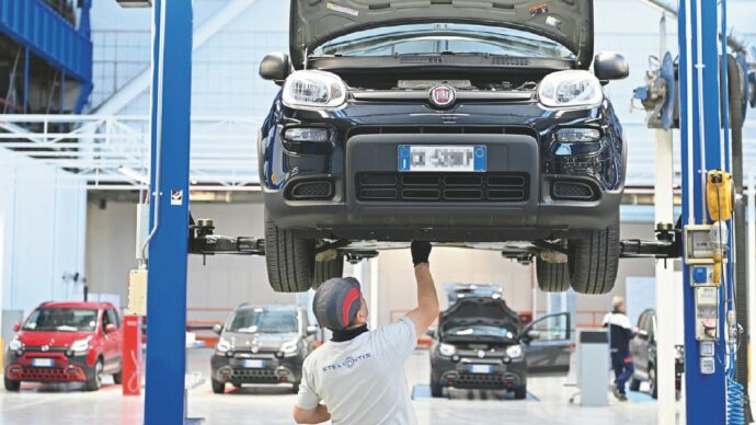 Stellantis chiude Mirafiori per 12 giorni: cassa integrazione sulla linea della 500 dal 19 al 30 ottobre. Sindacati: “Terribile segnale”