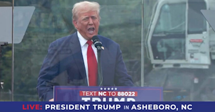 Copertina di Trump tiene il comizio all’aperto protetto da una gabbia di vetro: i pannelli antiproiettile sul palco di Asheboro