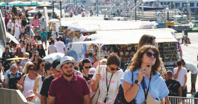 Copertina di “Overtourism” ma non solo: agosto male in mezza Italia