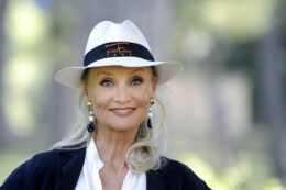 Copertina di “Molestie al lavoro? Certo le ho subite, mica però le vado a tirare fuori 20 anni dopo. Warren Beatty lo ammanettai a una festa”: Barbara Bouchet si confessa