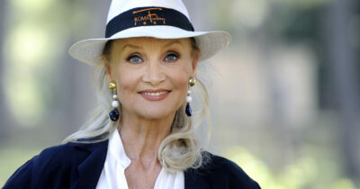 Copertina di “Ballando con le stelle? Mai più. Mi hanno fatta fuori e hanno tenuto Costantino Della Gherardesca che non ballava, faceva i fiori”: le parole di Barbara Bouchet