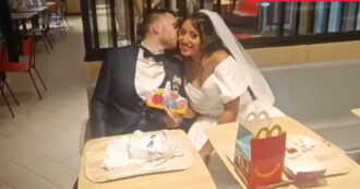 Copertina di “Lo abbiamo fatto perché siamo poveri”: i neo sposi e la festa di matrimonio al McDonald’s. Ma il sindaco replica: “Dopo sono andati al ristorante coi parenti”