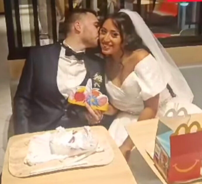 “Lo abbiamo fatto perché siamo poveri”: i neo sposi e la festa di matrimonio al McDonald’s. Ma il sindaco replica: “Dopo sono andati al ristorante coi parenti”