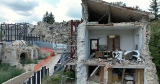 Copertina di Accumoli, otto anni dopo il terremoto il tempo si è fermato: edifici sventrati e quel tavolo ancora lì con sedie e tovaglia. Il video dal drone