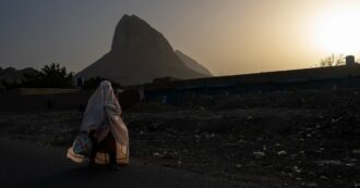 Copertina di Afghanistan, nuova stretta dei Talebani sulle donne: dovranno coprirsi e non far sentire la loro voce. Bandita anche la musica