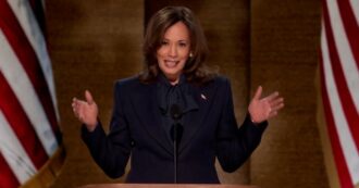 Copertina di Kamala Harris accetta la candidatura, il discorso alla convention democratica: “Sarò il presidente di tutti, oltre l’amarezza e le divisioni”