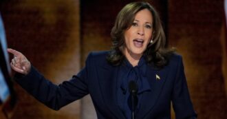 Copertina di Kamala Harris è ufficialmente candidata dem alla Casa Bianca. Duri attacchi a Trump, continuità su Ucraina e Israele. Ma anche parole per le “sofferenze inaudite dei palestinesi”