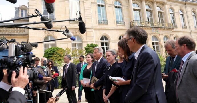 Francia, Macron apre le consultazioni:  senza fretta e con il diktat anti-Mélenchon