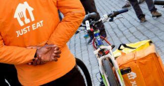Copertina di Puniti i rider lenti. Just Eat vuole tempi “da Giro d’Italia”