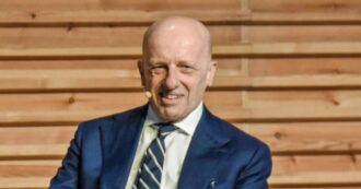 Copertina di Alessandro Sallusti perde la causa contro il Fatto Quotidiano: “Descriverlo come cagnolino di Berlusconi non è offensivo”