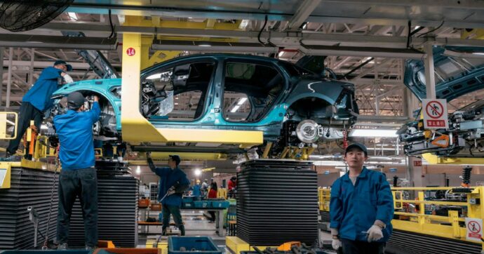 Copertina di La Cina minaccia dazi sulle auto di lusso. Berlino: “Urge accordo”