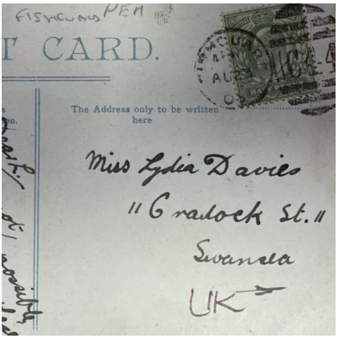 Una cartolina natalizia per Miss Lady Davies  è stata recapitata 121 anni dopo: “Non sappiamo perché sia andata perduta, gli eredi si facciano vivi”