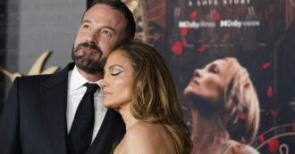 Copertina di “È come se tutto il mio mondo fosse esploso. Pensavo di aver imparato, ma non è così”: Jennifer Lopez torna a parlare del divorzio da Ben Affleck