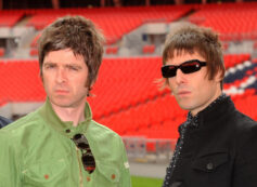 Copertina di “La reunion degli Oasis è confermata, saranno gli headliner a Glastonbury 2025. Tregua tra i fratelli Gallagher”: a convincerli 60 milioni di euro per un tour
