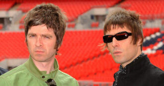 Copertina di “La reunion degli Oasis è confermata, saranno gli headliner a Glastonbury 2025. Tregua tra i fratelli Gallagher”: a convincerli 60 milioni di euro per un tour