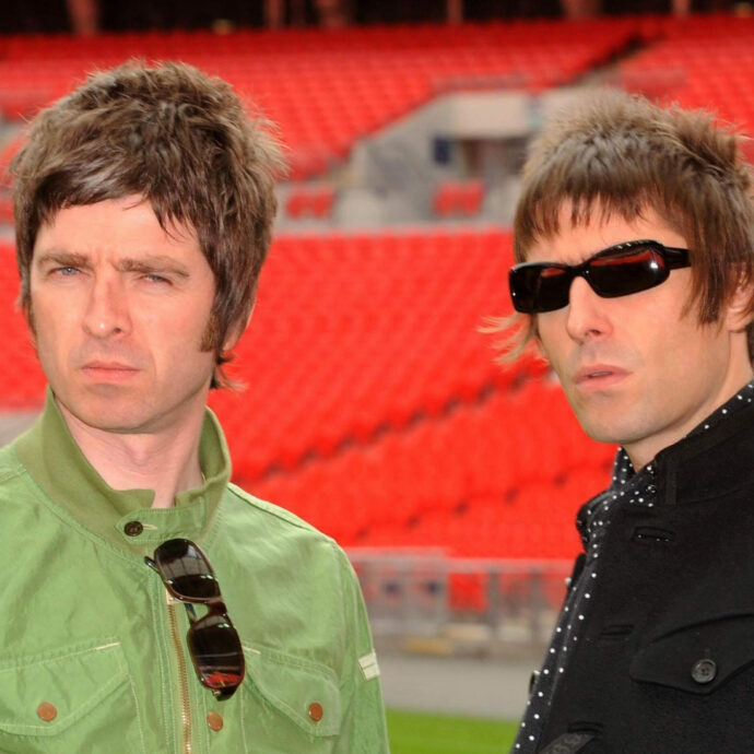 “La reunion degli Oasis è confermata, saranno gli headliner a Glastonbury 2025. Tregua tra i fratelli Gallagher”: a convincerli 60 milioni di euro per un tour