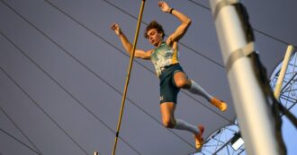 Copertina di Duplantis sempre più uomo volante: nuovo record mondiale nel salto con l’asta