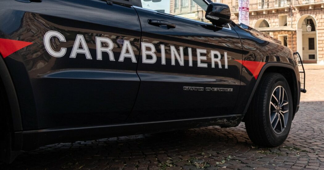 https://st.ilfattoquotidiano.it/wp-content/uploads/2024/08/25/carabinieri-macchina-1050x551.jpg